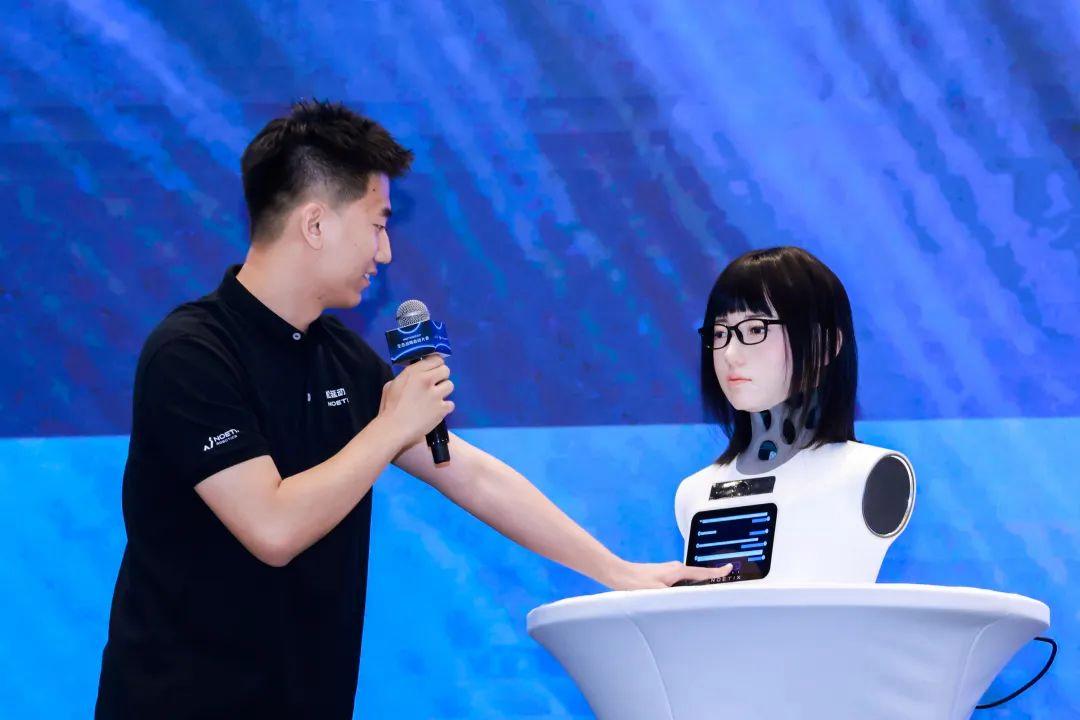 松延动力推出新一代仿生机器人，以女性形象小诺引领创新潮流